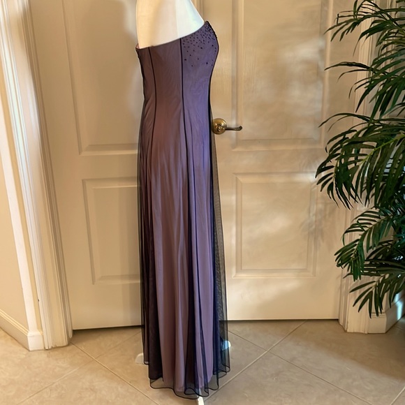 Adrianna Papell Lavender & Black Strapless Evening Gown; Size 6. - Picture 5 of 6
